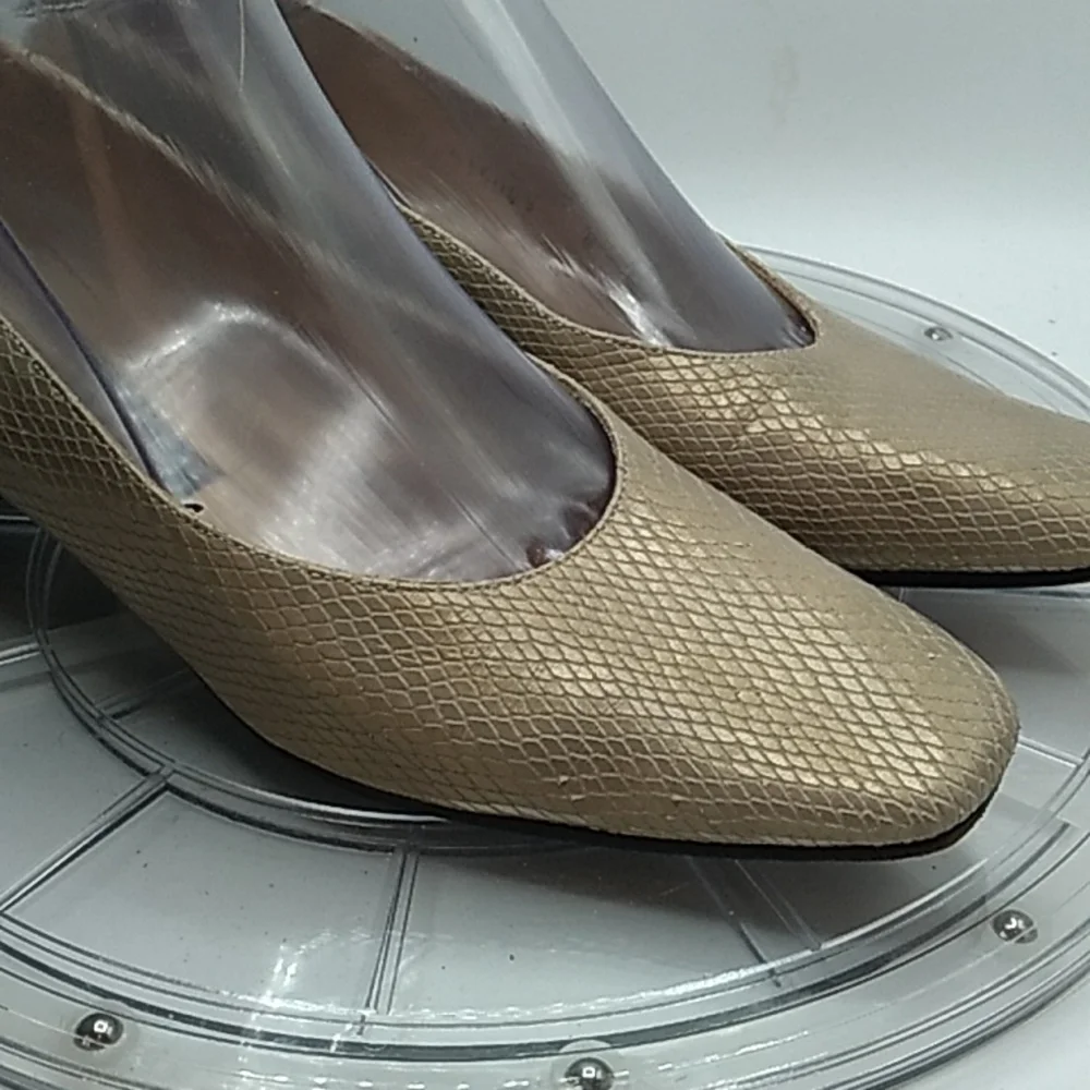 Stuart Weitzman gold faux snakeskin 8AA narrow